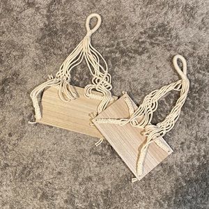 Set of hanging shelves